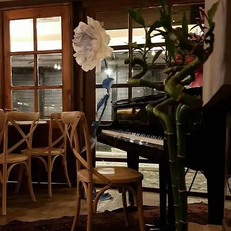 Le Petit Paris - Pazari Hotel